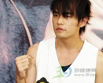 周杰伦取下假发头发稀疏秃顶照片 周杰伦头发怎么变多的是假的吗