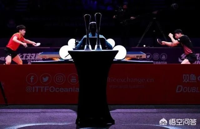 王楚钦冰敷坚持比赛并晋级决赛，3:2淘汰马龙，龙队全程无表情不兴奋，究竟怎么啦？