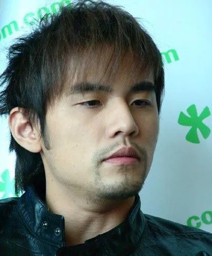 周杰伦取下假发头发稀疏秃顶照片 周杰伦头发怎么变多的是假的吗
