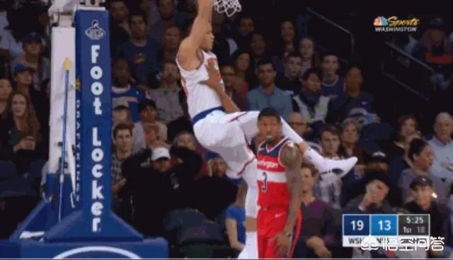 奇才VS尼克斯,比尔化身“袭胸侠”,“袭胸”过程长达5秒,你怎么看?