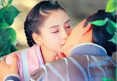 明星拍吻戏为了不用真亲，各种道具也是绝了，还不如不用呢，你怎么看？