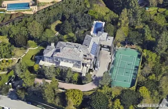 马斯克决定卖掉名下最后一套房产 目前租房子住