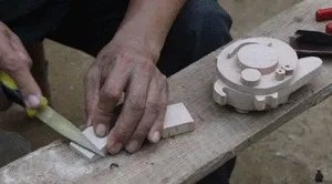 61岁中国大爷火爆外媒！靠“玩”木头炸翻热搜，惹上亿老外看傻眼：简直是宝藏爷爷！