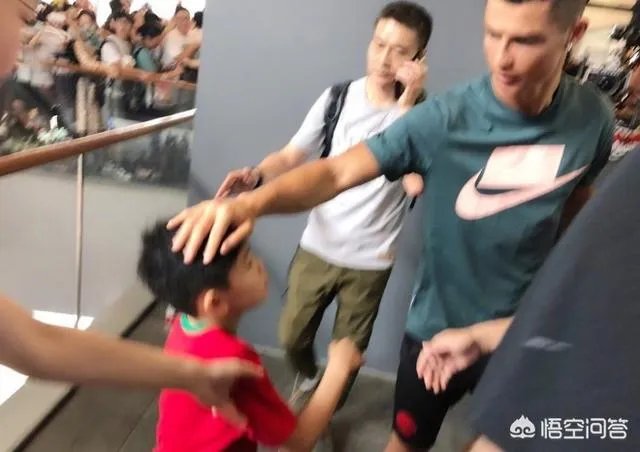 C罗中国行期间，为何会面中国球员王大雷？