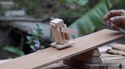 61岁中国大爷火爆外媒！靠“玩”木头炸翻热搜，惹上亿老外看傻眼：简直是宝藏爷爷！