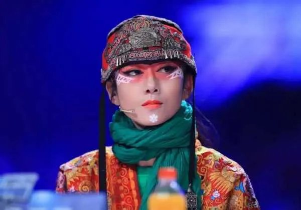 杨丽萍每次出现都带着帽子，她为何十几年总戴帽子？