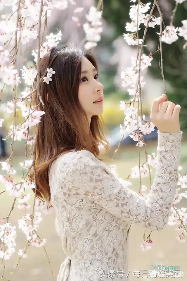 上联：听红尘恋歌的感伤，缱绻珍藏心事。下联你会吗？