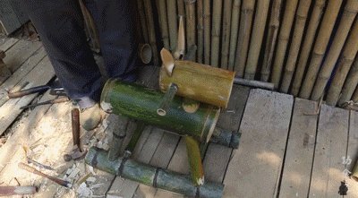 61岁中国大爷火爆外媒！靠“玩”木头炸翻热搜，惹上亿老外看傻眼：简直是宝藏爷爷！