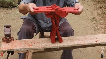 61岁中国大爷火爆外媒！靠“玩”木头炸翻热搜，惹上亿老外看傻眼：简直是宝藏爷爷！