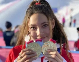 谷爱凌戴着熊猫帽子领金墩墩，她是一个什么样的人？