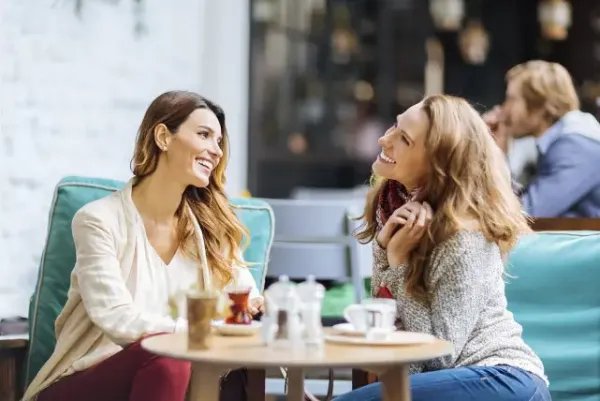 柳州一女子旅游遇婚宴随礼200元吃席，怎样提升自己的社交技能？