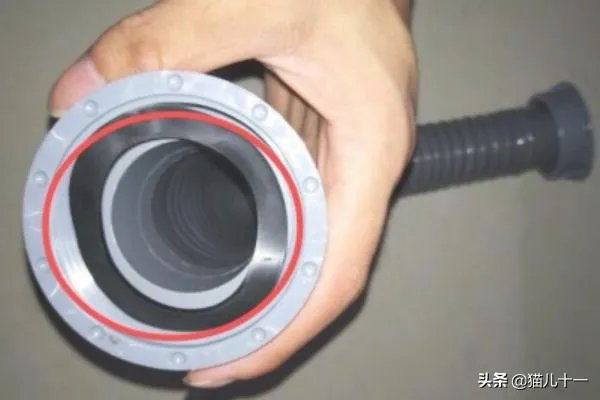 厨房下水管发臭如何更换？