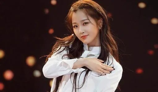 虞书欣还原了顶火锅事件，你觉得她是“傻得可爱”吗？