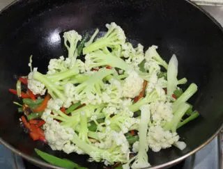 十分钟完成的小炒家常菜---小炒菜花