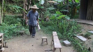 61岁中国大爷火爆外媒！靠“玩”木头炸翻热搜，惹上亿老外看傻眼：简直是宝藏爷爷！