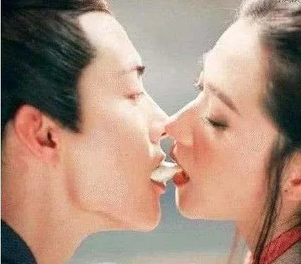 明星拍吻戏为了不用真亲，各种道具也是绝了，还不如不用呢，你怎么看？