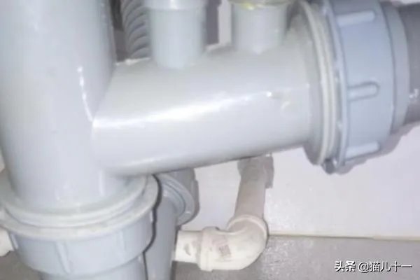 厨房下水管发臭如何更换？