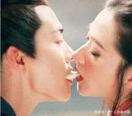 明星拍吻戏为了不用真亲，各种道具也是绝了，还不如不用呢，你怎么看？