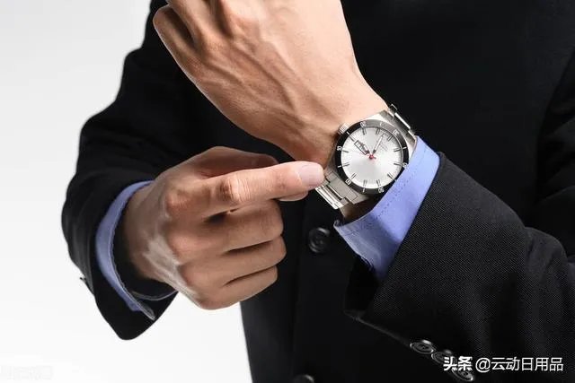 为什么会有人说，男人的一生起码需要三块手表？