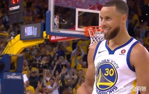 总决赛第一场,上半场库里命中压哨三分,露出了迷之微笑。你怎么看?