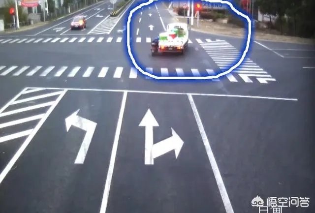 江苏海安一对夫妻先后闯红灯,一个赔钱一个住院,如何看待这种行为?