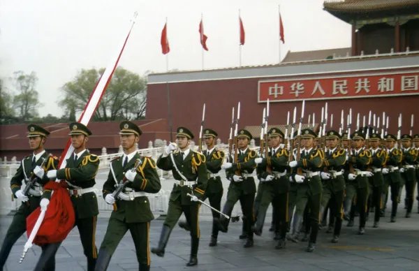 天安门国旗护卫队是武警还是解放军??